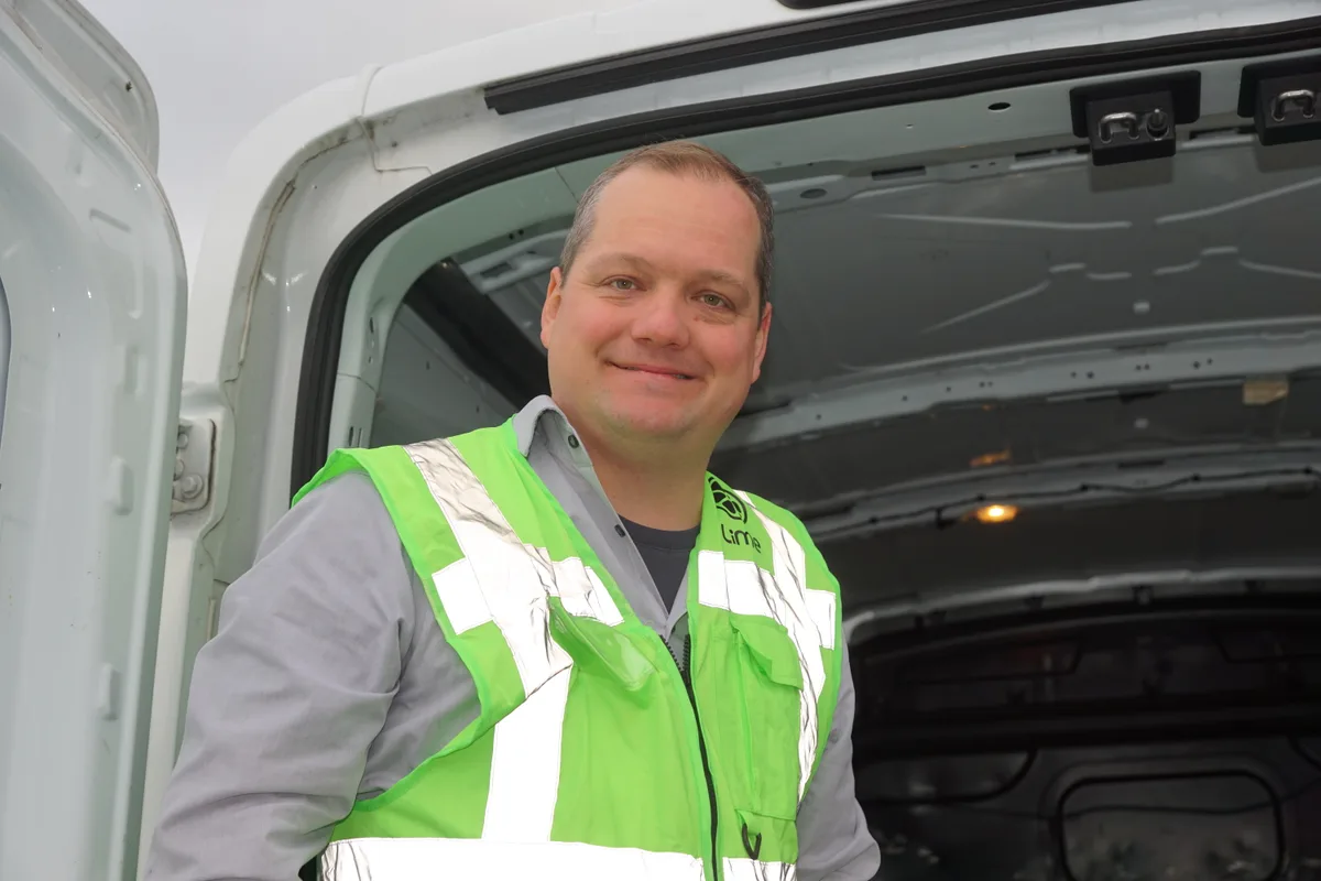 Mathias Niederberger strahlt in die Kamera.